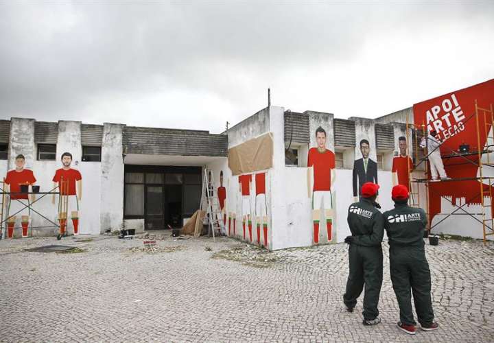 Exreclusos que participan en el proyecto artístico &quot;El arte apoya a la selección&quot; en 2012, observan un mural con las imágenes de los jugadores portugueses en Obidos (Portugal). Foto EFE
