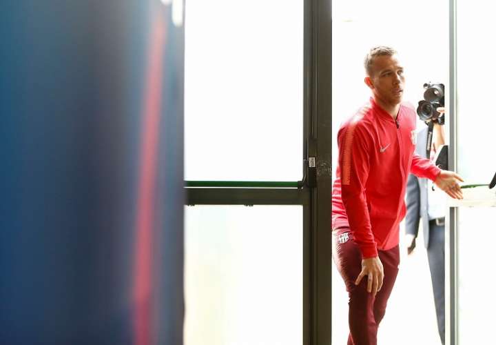 El centrocampista brasileño del FC Barcelona Arthur Melo a su llegada a la rueda de prensa que ha ofrecido este martes: Foto: EFE