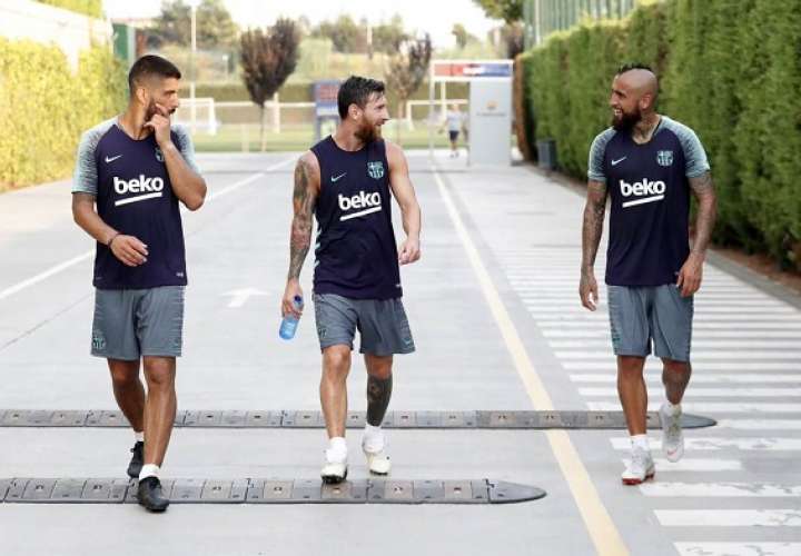 Arturo Vidal en su primer entrenamiento junto a sus nuevos compañeros, Messi y Suarez./@FCBarcelona_es