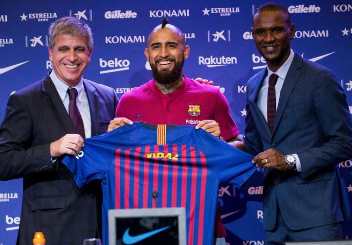 Arturo Vidal, acompañado por el responsable del Área Deportiva del FC Barcelona, Jordi Mestre y del director deportivo del club azulgrana, Eric Abidal./EFE