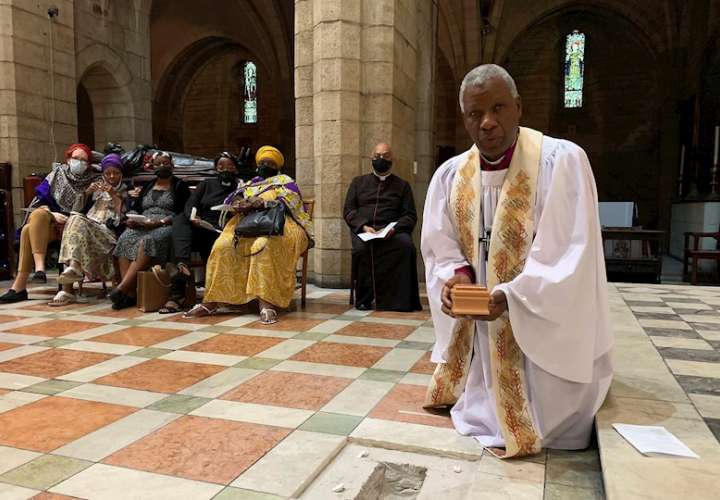 El arzobispo Thabo Makgoba deposita las cenizas del arzobispo emérito Desmond Tutu en el altar mayor de la catedral de San Jorge, en Ciudad del Cabo (suroeste de Sudáfrica). EFE