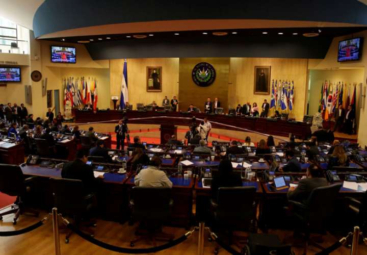 Fotografía de archivo en la que se registró una vista general de la Asamblea Legislativa de El Salvado, en San Salvador (El Salvador). EFE / Archivo