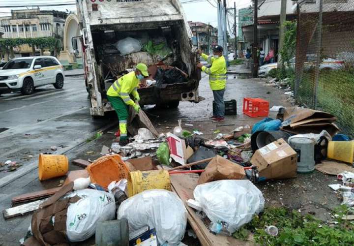 Trabajadores de aseo paralizan recolección de basura y exigen mejoras salariales
