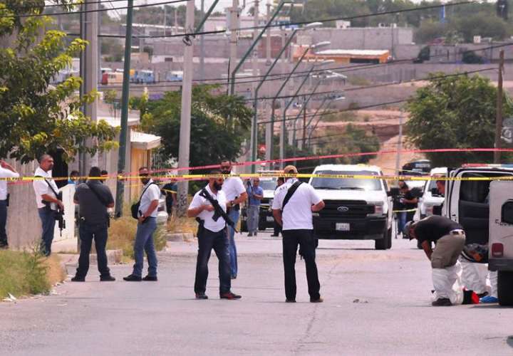 Policías ministeriales resguardan zona donde fueron asesinadas once personas hoy, viernes 3 de agosto de 2018, en Ciudad Juárez, Chihuahua (México). Once personas fueron asesinadas hoy a tiros en una vivienda de Ciudad Juárez, en el norte de México. EFE
