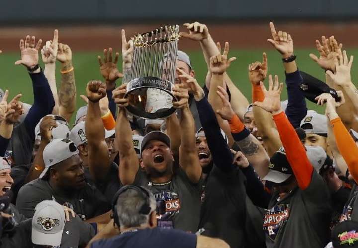 Jugadores de los Astros de Houston levantan el trofeo de campeones de la Serie Mundial de Béisbol. Foto: AP