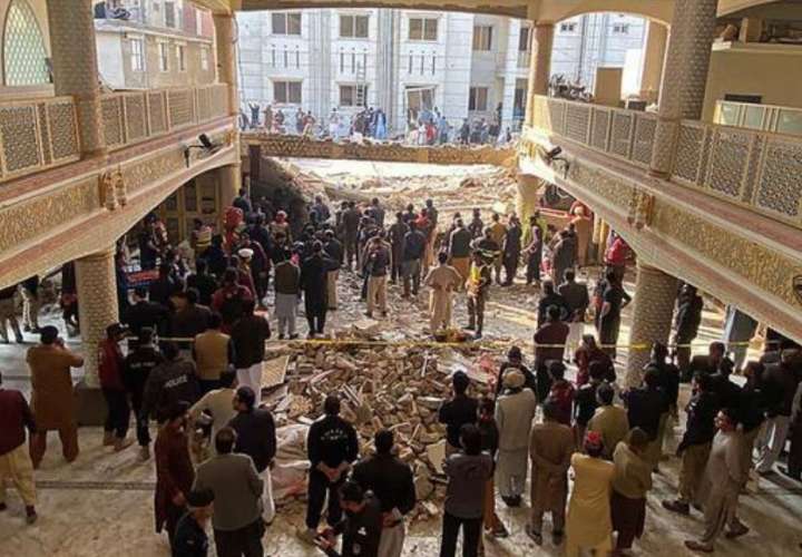 44 muertos en ataque suicida a una mezquita en Pakistán