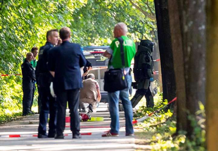 Efectivos de cuerpos de seguridad trabajan en el lugar donde doce personas resultaron heridas, dos de ellas de gravedad, en un ataque cometido por un hombre armado con un cuchillo en un autobús urbano, en la ciudad alemana de Lübeck. EFE