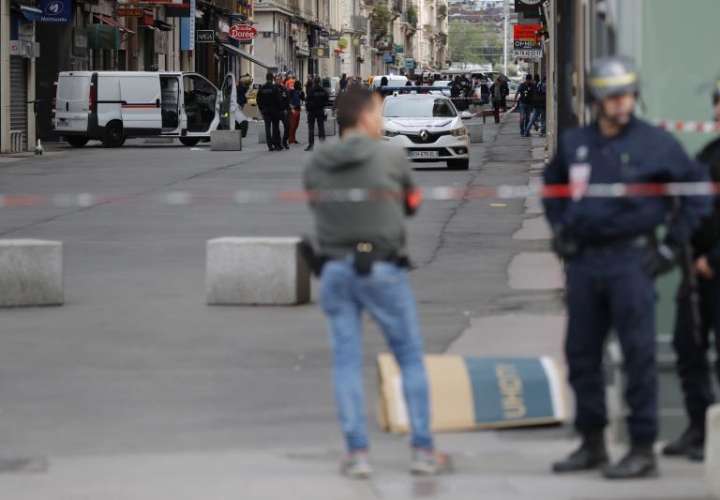 Agentes de la Policía francesa vigilan el perímetro de desplegado tras la localización de una mochila bomba el pasado viernes en Lyon. EFE
