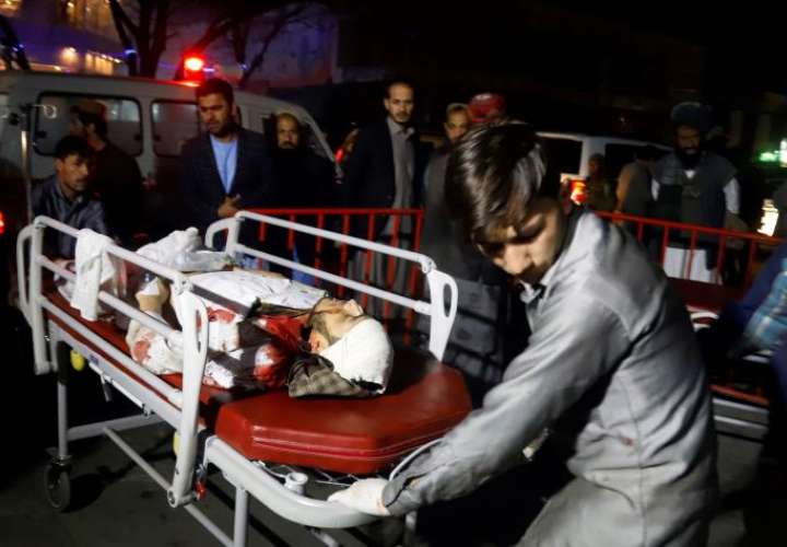 Miembros de los servicios de emergencia transportan en camilla a un herido tras un ataque suicida en Kabul, Afganistán. EFE