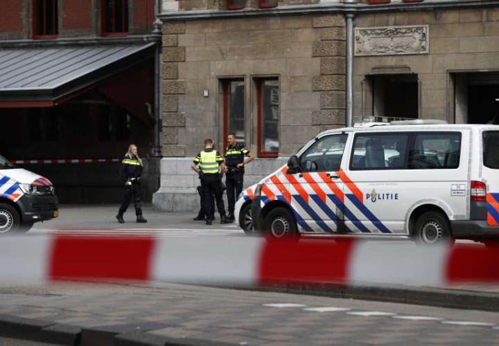 Varios policías montan guardia en la Estación Central de trenes en Amsterdam, Holanda, hoy, 31 de agosto de 2018. EFE