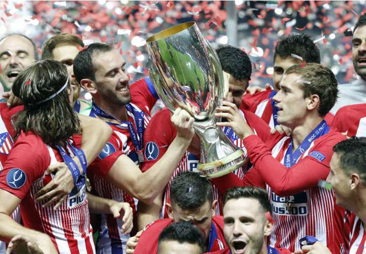 Jugadores del Atlético de Madrid levantan la Supercopa de la UEFA. 