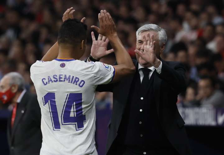 Casemiro y el entrenador Carlo Ancelotti. /Foto: EFE