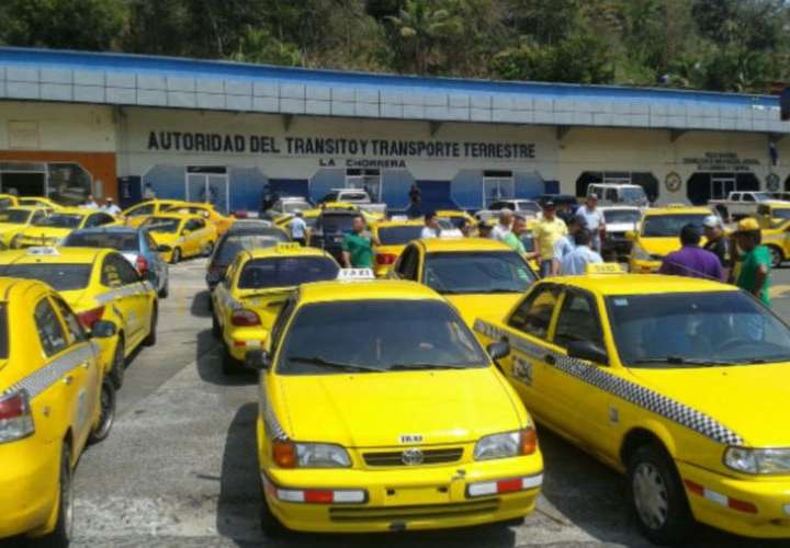 Taxistas seguirán circulando según número de placa a partir del lunes