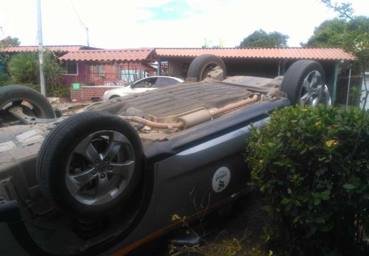 Auto del Minsa quedó volcado en una residencia en Monagrillo