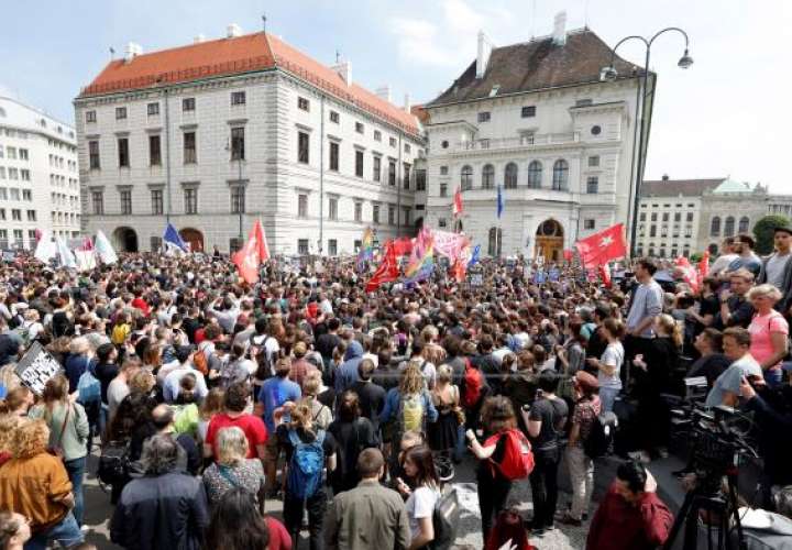 Al menos 15.000 personas exigen en Viena la dimisión del Gobierno austríaco