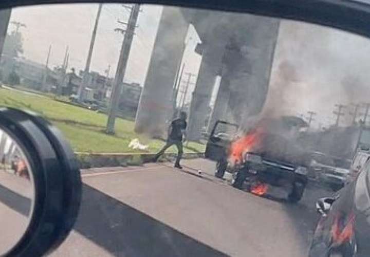 Escena del auto incendiado.  (Foto: Tráfico Panamá)