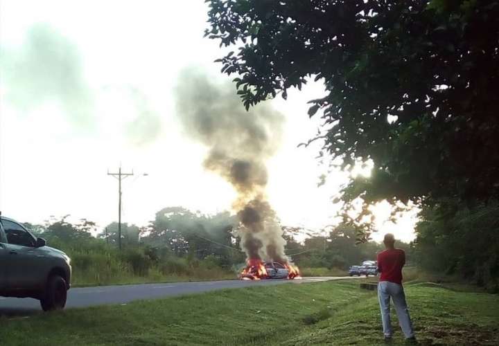 Vista general del instante en el que el vehículo ardía. Foto: @TraficoCPanama