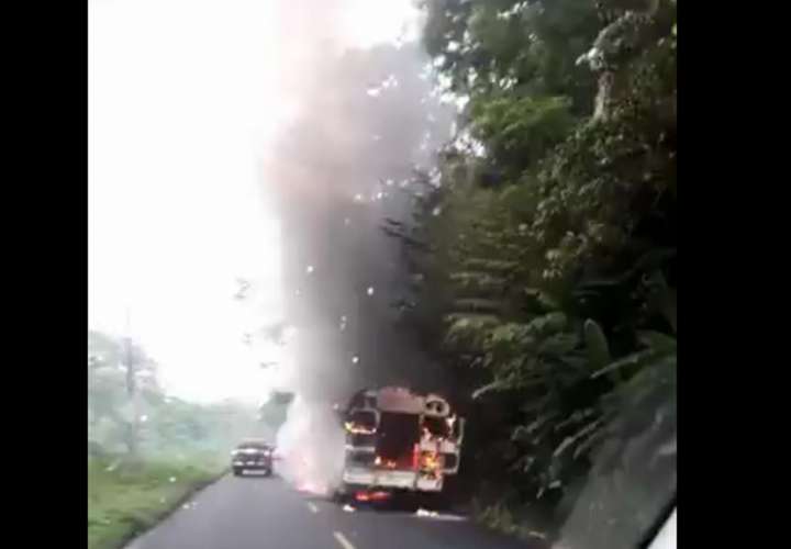 Autobús estalla en llamas en la costa abajo de Colón (Videos)