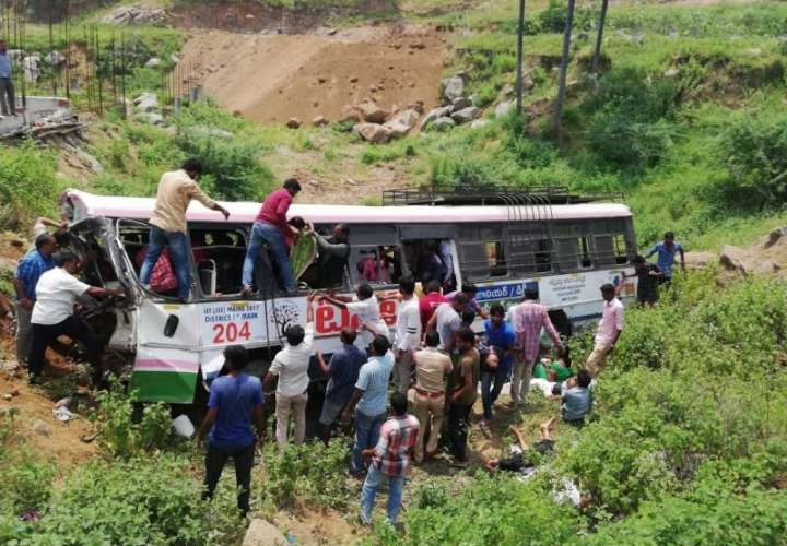 Varias personas ayudan a las víctimas de un accidente de autobús en el pueblo de Sanivarampet, Telangana, India, el 11 de septiembre del 2018. EFE