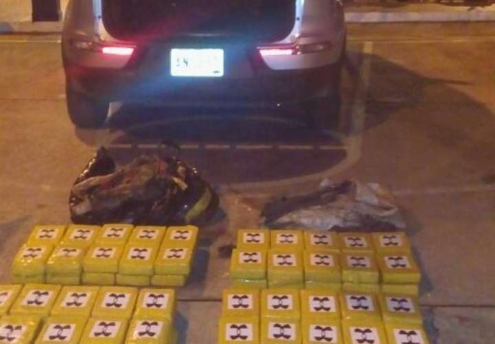 Hallan 93 paquetes de droga en el maletero de un auto