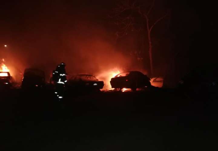 Fuego arrasa con 10 autos en Coclé