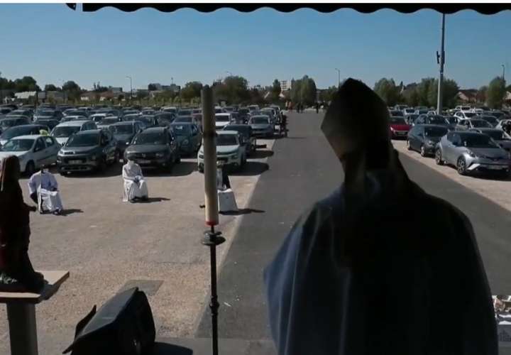 Una misa en auto reúne a 500 fieles en un estacionamiento