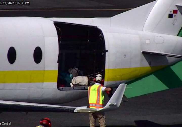 Avión pierde puerta de carga en pleno vuelo hacia Bocas 