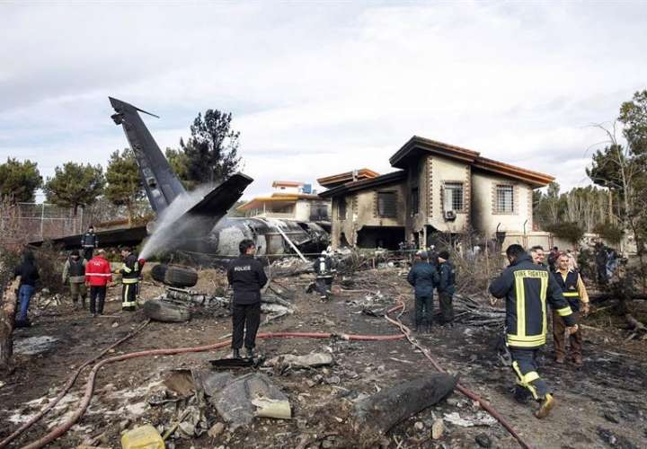 Miembros de los servicios de emergencia desplegados en el lugar tras estrellarse un avión de carga Boeing 707, cerca de la ciudad de Karag, al oeste de Teherán (Irán). EFE