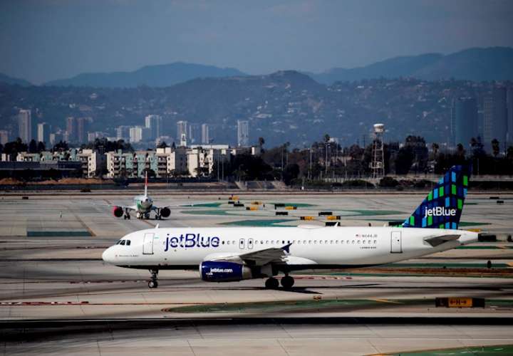 Fotografía de archivo de un avión de JetBlue Airbus en el aeropuerto de Los Ángeles (EE.UU.). EFE