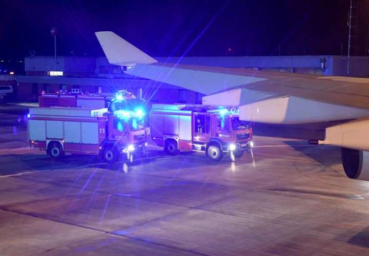 Vehículos de bomberos son vistos desde el interior del Airbus 'Konrad Adenauer' en el que viajaba hoy la canciller alemana Angela Merkel rumbo a Argentina. EFE