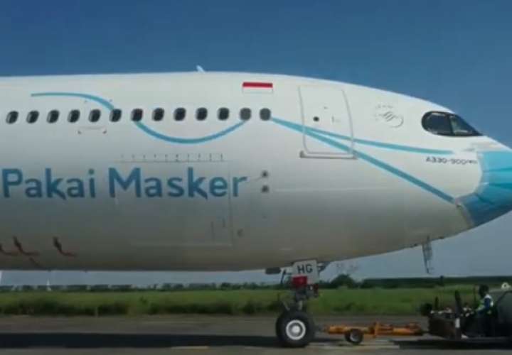 Aerolínea le pone mascarilla a su avión (Video)