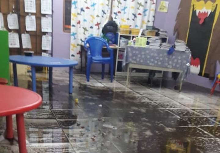 Escuela de Boquete inundada por lluvia