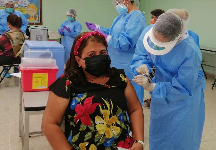 Inicia vacunación de los primeros docentes azuerenses