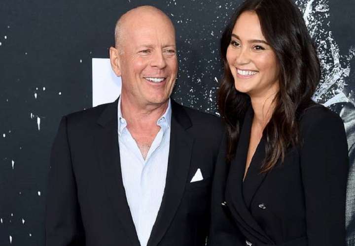 Mujer de Bruce Willis afirma que cuidarlo afecta su salud mental