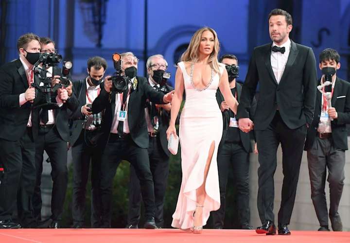 Ben Affleck y Jennifer Lopez presumen su amor en la alfombra roja de Venecia