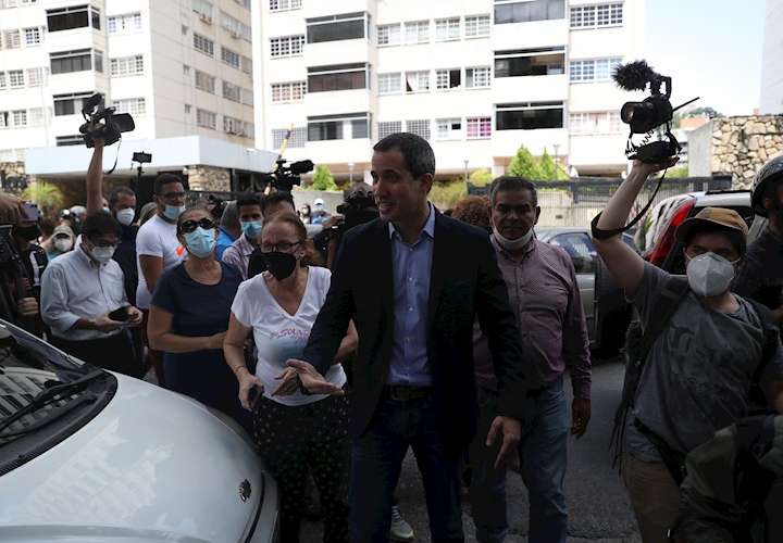  Guaidó aparece en la puerta de su casa tras denuncia de posible detención