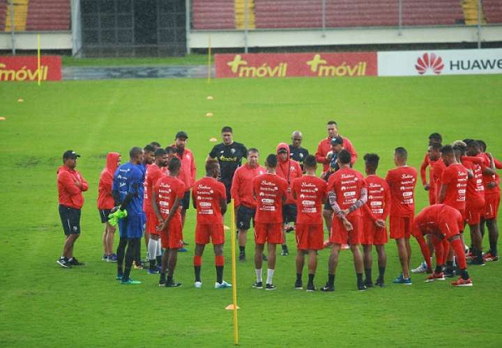 Ni la lluvia ha podido detener los entrenamientos de la selección de Panamá. Fotos Anayansi Gamez