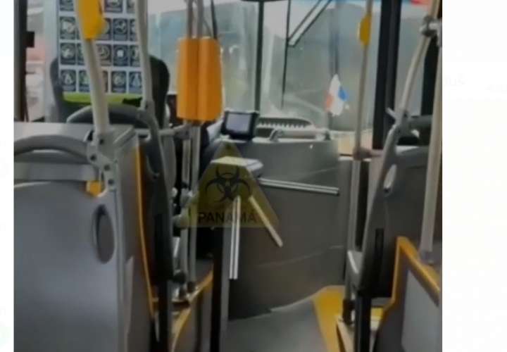 Balas perdidas terminan en un metrobus (Video)
