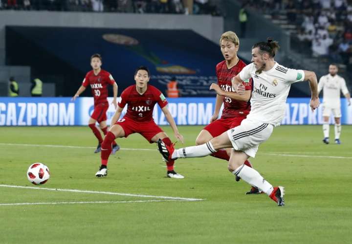 Gareth Bale saca un disparo ante los defensores del Kashima Antlers de Japón. / Foto AP