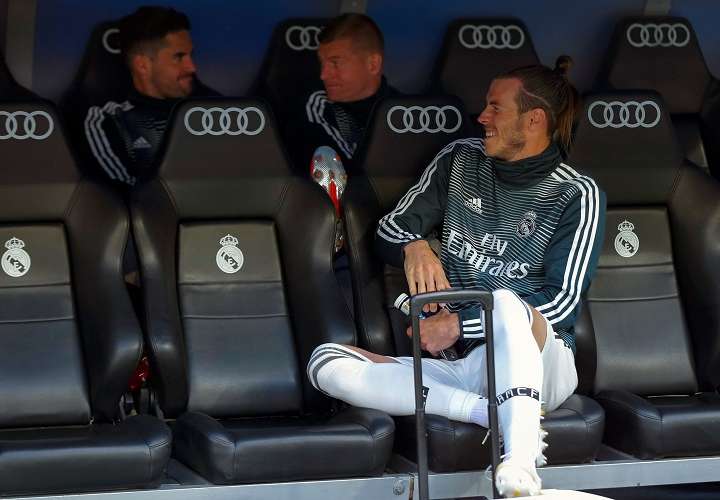 El centrocampista galés del Real Madrid Gareth Bale en el banquillo durante el partido ante el Betis. Foto: EFE