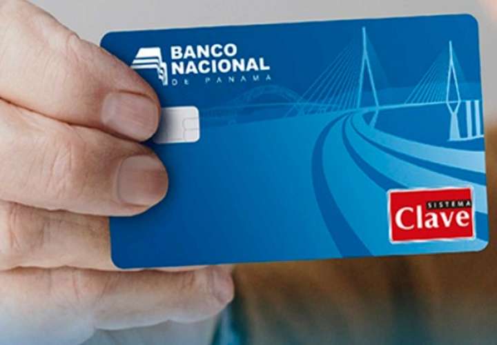 Panameños listos con su tarjeta de débito para cobrar pensión alimenticia