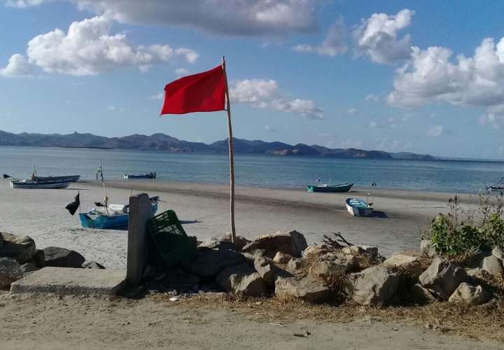 Bandera roja y amarilla en  playas de Panamá Oeste por rayas y aguamala