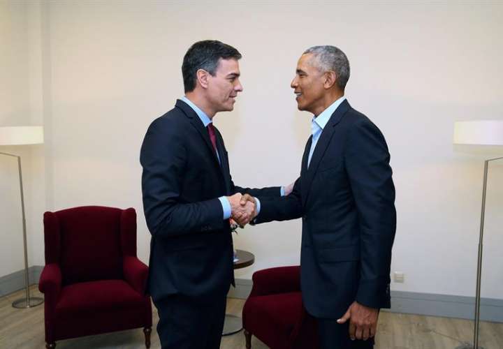 Encuentro entre el expresidente de Estados Unidos Barack Obama y el presidente del Gobierno español, Pedro Sánchez, en la cumbre internacional organizada en Madrid por la Advanced Leadership Foundation.  Foto: EFE