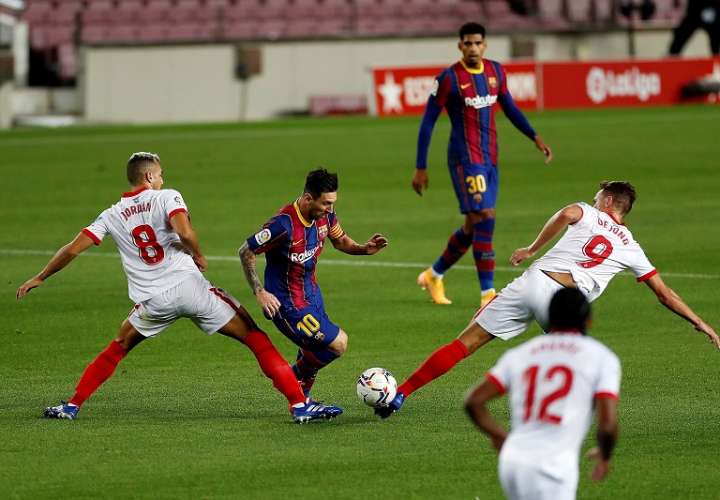 Messi (c) intenta escaparse de Joan Jordan (i) y de Luuk de Jong (d), del Sevilla. /EFE