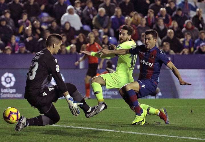 El delantero argentino del FC Barcelona Lionel Messi (centro) diputa el balón ante el defensa Sergio Postigo (d). Foto: EFE