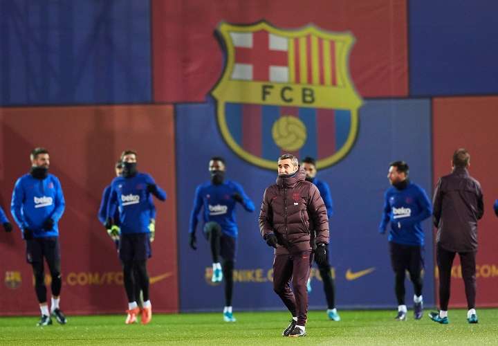 El entrenador del FC Barcelona, Ernesto Valverde, durante el entrenamiento del equipo azulgrana. Foto: EFE