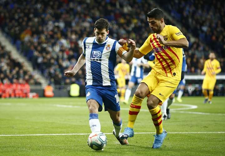 Luis Suárez (dcha.) anotó uno de los tantos del Barcelona. Foto: AP