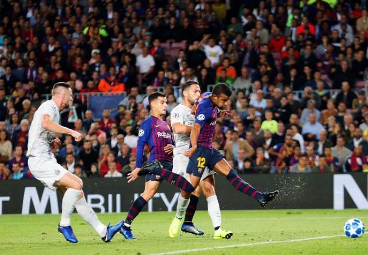 Rafinha, del FC Barcelona, marca gol ante el Inter de Milán durante el partido correspondiente a la 3ª jornada de la Liga de Campeones./ EFE