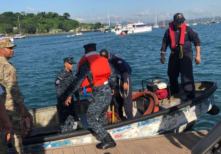 Rescatan a tripulantes de embarcación que casi se hunde