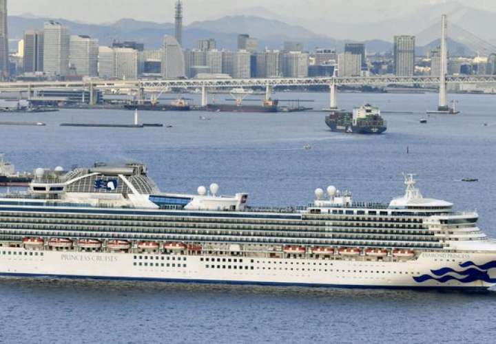 Al menos 10 contagiados de coronavirus en el crucero japonés en cuarentena